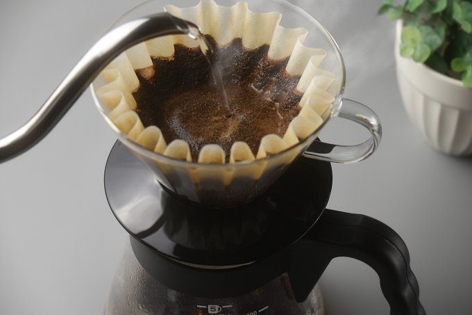 Parzenie kawy przez papierowy filter